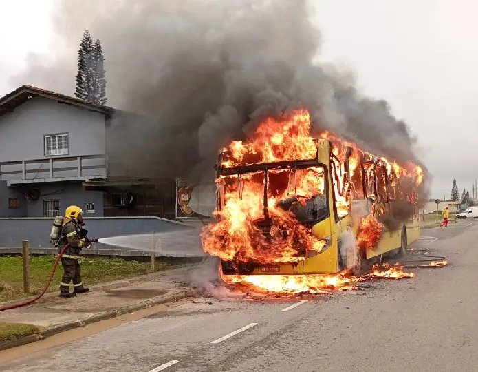 Monitora retira crianças antes de ônibus escolar incendiar