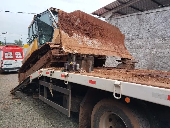 Trabalhador fica ferido após ser prensado por trator de esteira