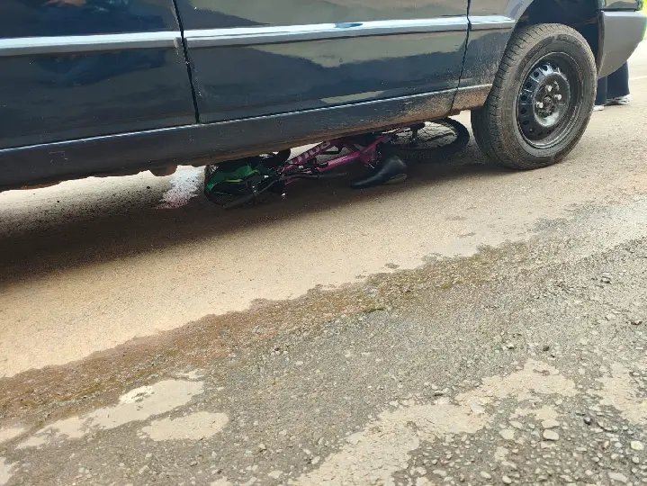 Criança acaba parando embaixo de veículo após atropelamento