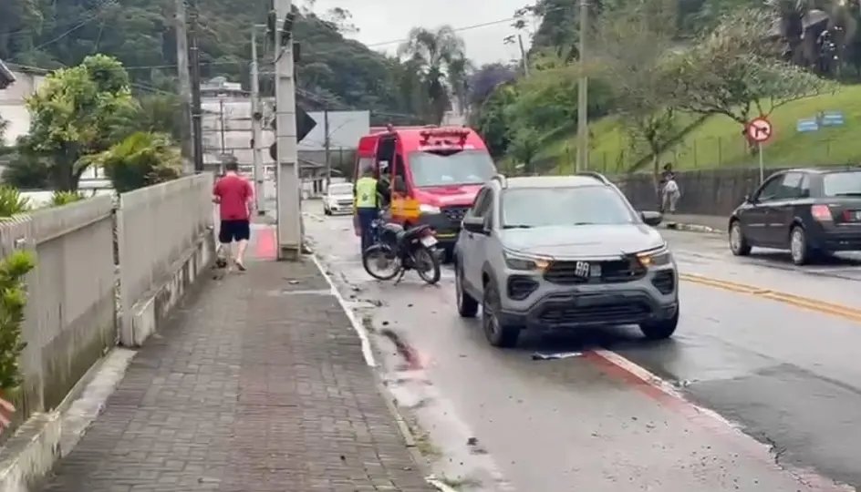 (VÍDEO) Carro e moto se chocam e deixam um ferido no Azambuja