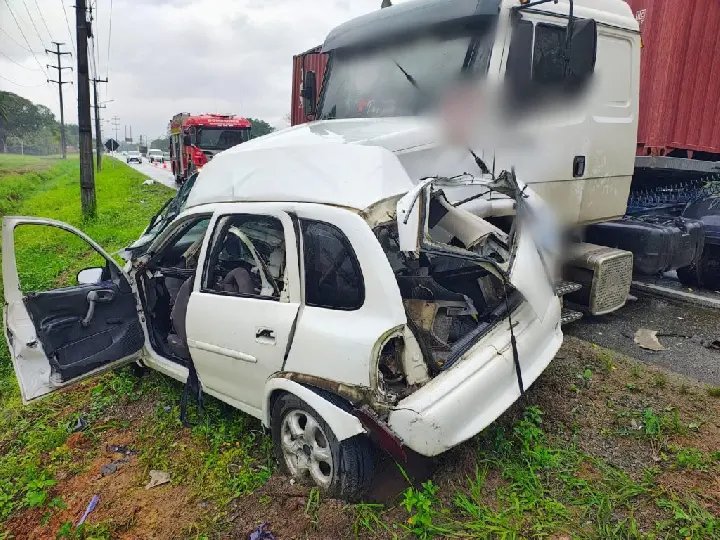 Mulher morre em grave acidente entre carro e carreta