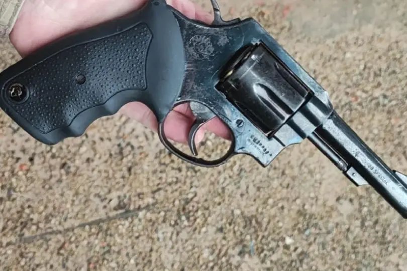 Homem vende moto, compra arma e ameaça família