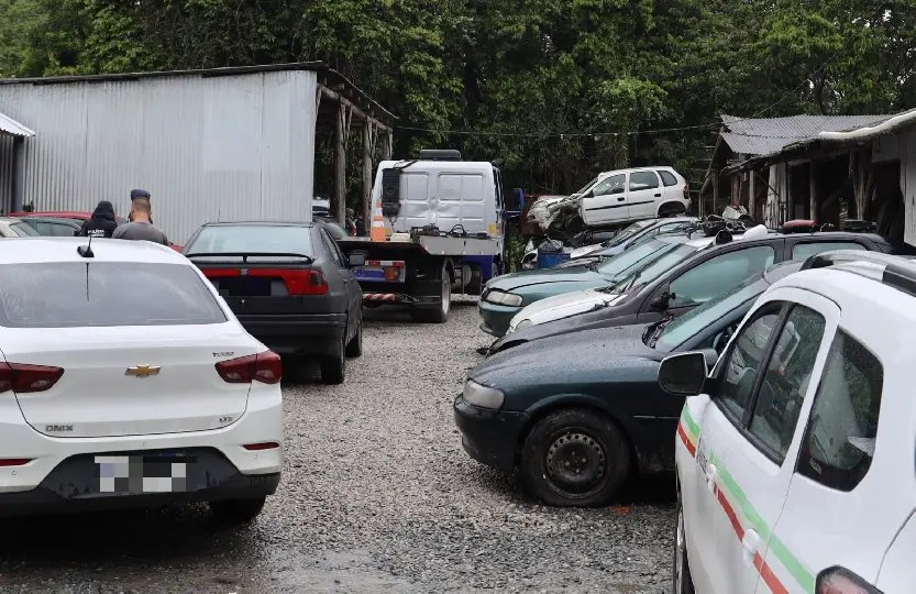 Polícia Civil e órgãos fiscalizam oficina investigada em Brusque