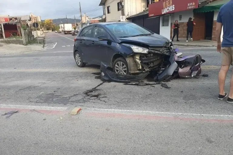 Colisão entre carro e moto deixa mulher gravemente ferida no bairro Steffen