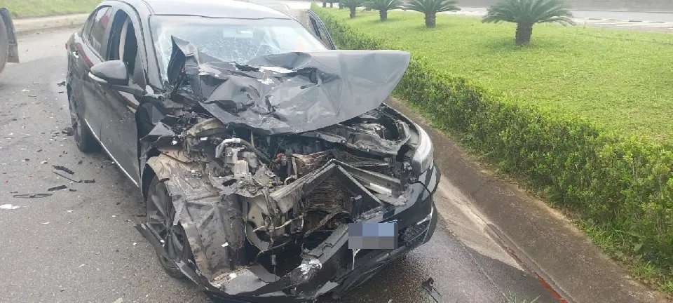 Carro bate na traseira de outro veículo no bairro Planalto