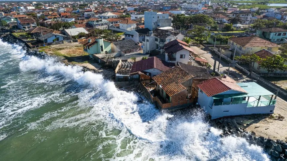 Com chances de ‘sumirem’ do mapa, mar avança e cidades de SC decretam emergência