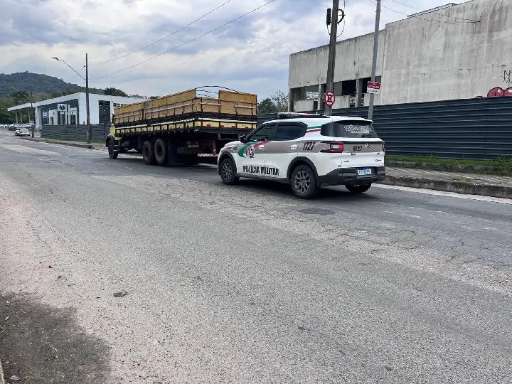 Tentou levar meio milhão em empilhadeiras, mas foi pego antes de cruzar a divisa