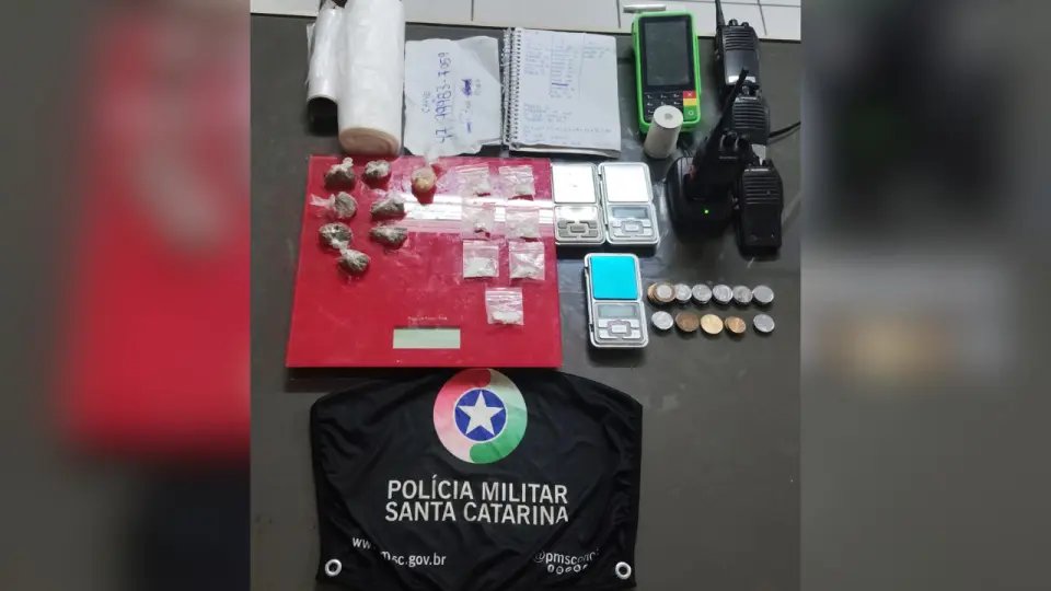Suspeitos fogem, mas deixam 'arsenal do tráfico' para trás em casa já conhecida da PM