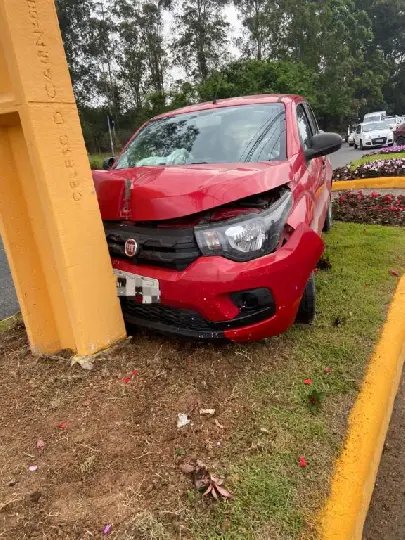 Motorista fica ferido após colidir contra poste