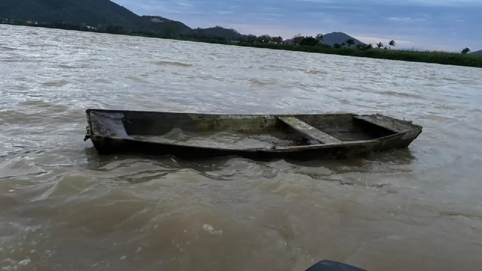 (VÍDEO) Homem some ao cair no Rio Itajaí-Açu