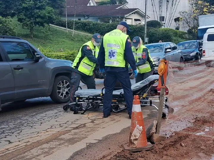 (VÍDEO) Motociclista cai de moto e fica ferida na Primeiro de Maio