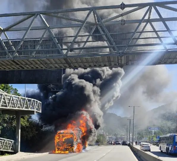 (VIDEO) Motociclista morre em colisão com ônibus que pegou fogo na SC-401