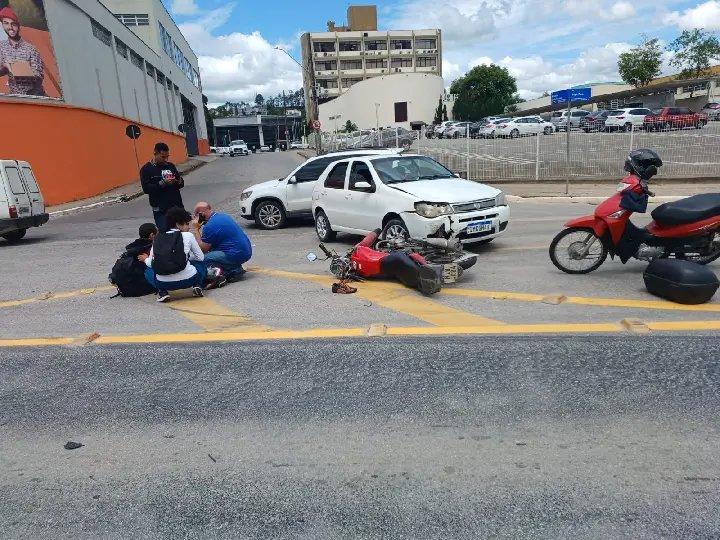 (VÍDEO) Motociclista fica ferido após colisão com carro na Beira Rio