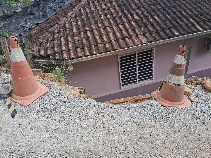 (VÍDEO) Moradores cobram conclusão de obra e prefeitura promete finalizar drenagem