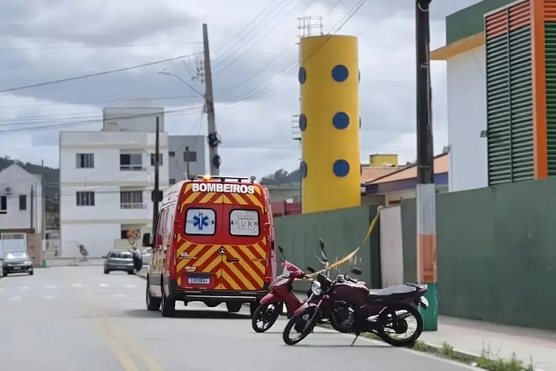 Menino de 12 anos é esfaqueado na cabeça na saída de escola
