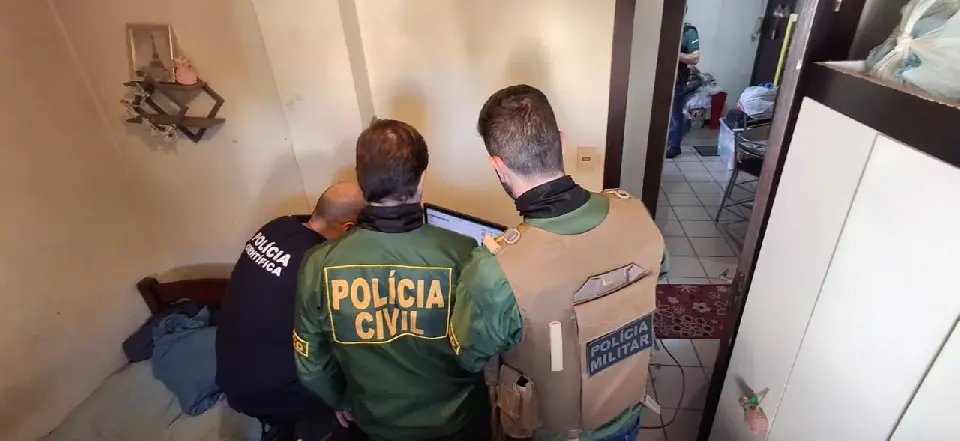 Operação contra pornografia infantil cumpre mandados em Brusque