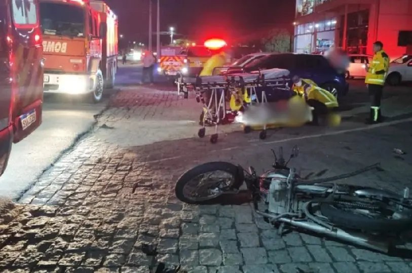 Colisão contra carro deixa motociclista ferido