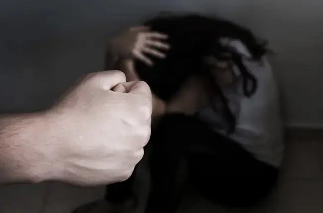 Homem é preso após agredir e tentar estrangular a esposa