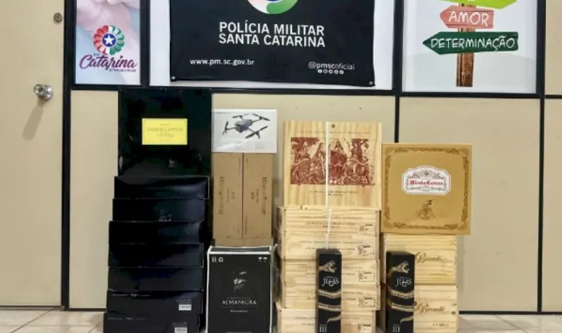 Polícia encontra vinhos e drone sem nota fiscal durante abordagem