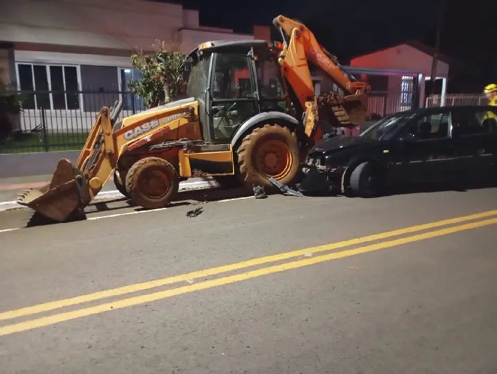 Carro atinge retroescavadeira parada e motorista fica ferido