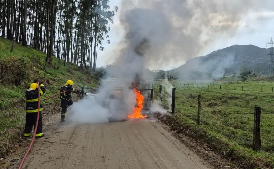Fiat Uno é tomado pelas chamas após pane mecânica
