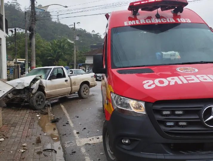 Carro perde freio e colide contra muro em Botuverá
