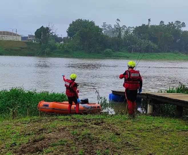 Corpo é encontrado boiando no rio Itajaí-Açu