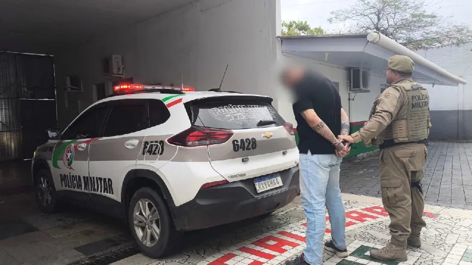 Foragido com três mandados de prisão é localizado e preso
