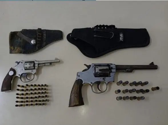 Mulher pede socorro por gestos e PM descobre duas armas em residência