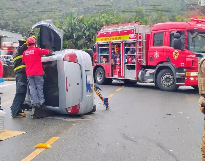 Mulher é resgatada após tombar o carro