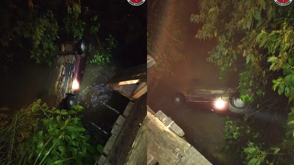 Carro cai da ponte e fica parcialmente submerso no rio em Guabiruba