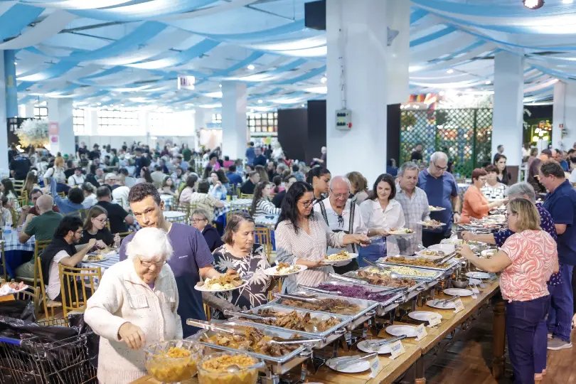 Famílias lotam pavilhões da Fenarreco no primeiro domingo da festa