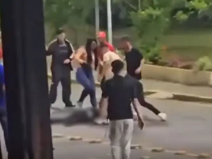 (VÍDEO) Jovem é atacado no chão e atropelado por veiculo durante madrugada