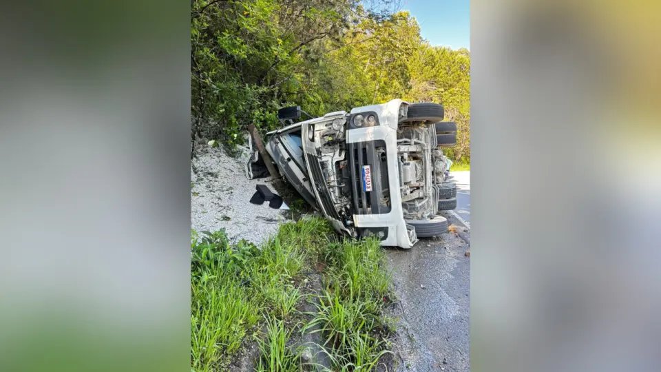 Carreta sai de pista e tomba em Botuverá