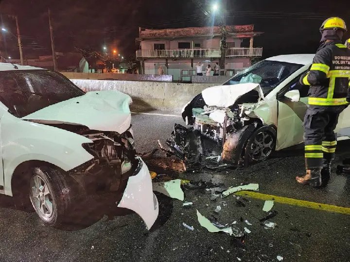 Colisão entre dois veículos deixa quatro feridos