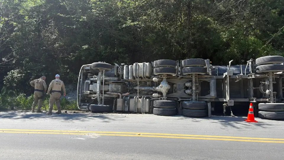 (VÍDEO) Motorista sofreu sangramento intenso após carreta tombar