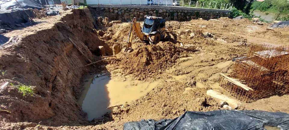 Homem fica soterrado em escavação e é salvo por colegas de trabalho
