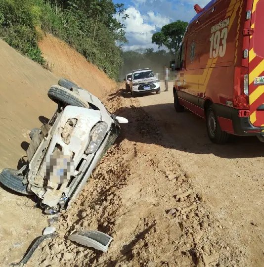 Motorista é levado ao hospital após capotamento em Guabiruba