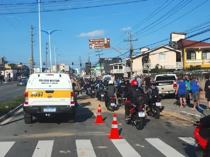 Acidente entre cinco carros causa caos e bloqueia trânsito