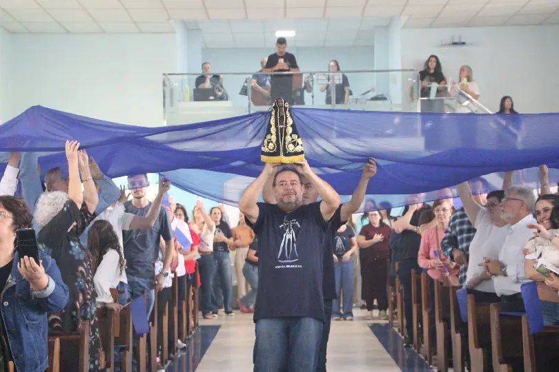 Comunidade celebra Nossa Senhora Aparecida e agradece pela reconstrução da igreja após vendaval