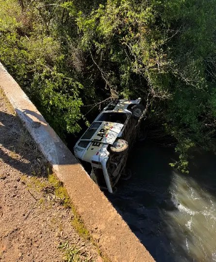 Kombi escolar cai em rio com nove crianças e gestante
