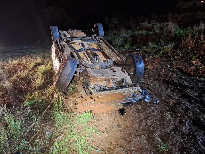 Carro capota e fica destruído após jovem perder controle da direção