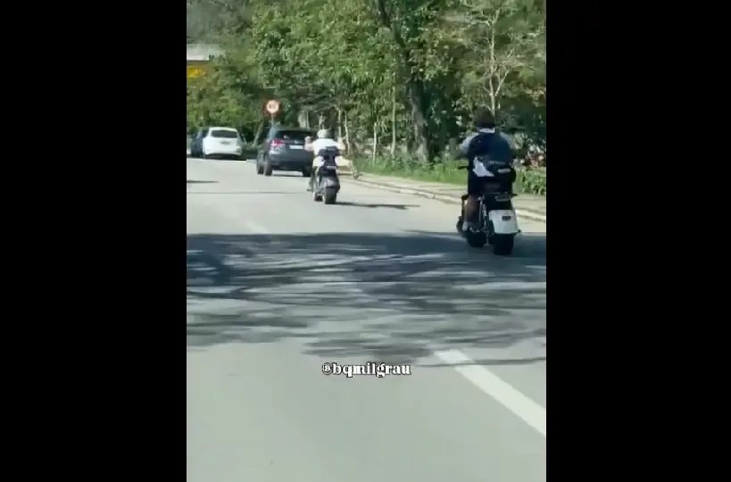 Vídeo mostra condutor de ciclomotor deitado na "posição Superman" em Brusque