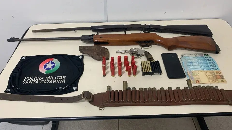 Discussão entre colegas termina em tentativa de homicídio e apreensão de arsenal