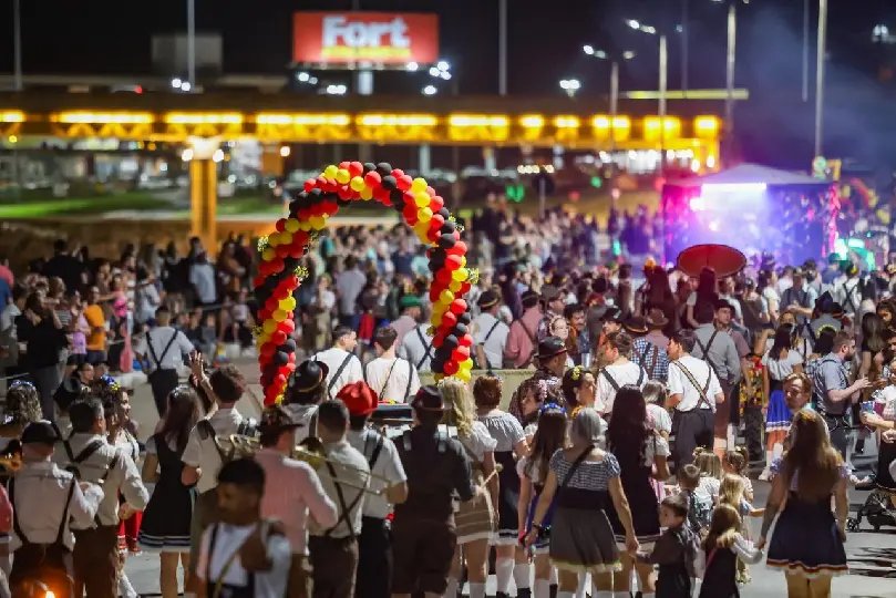Desfile da 38ª Fenarreco encanta público na avenida Beira Rio