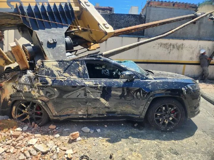 Deslizamento de terra provoca acidente e deixa carro destruído 