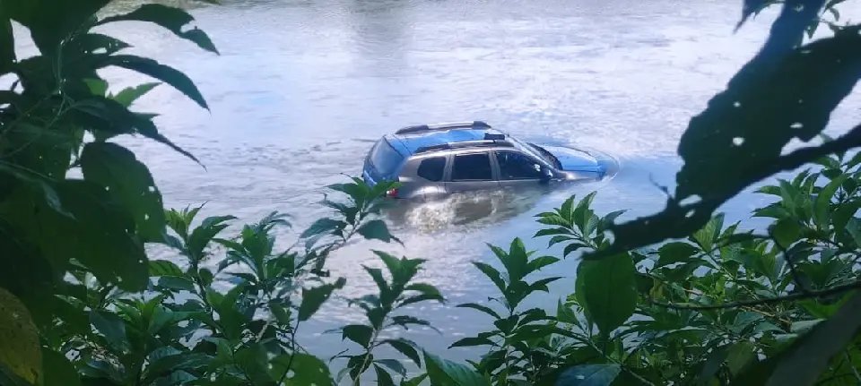 (VÍDEO) Carro cai no rio e motorista é resgatado pelos bombeiros