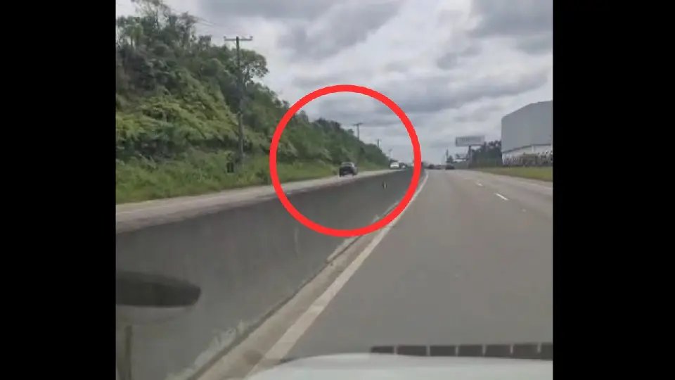 (VÍDEO) Alta velocidade na contramão da Antônio Heil termina em acidente