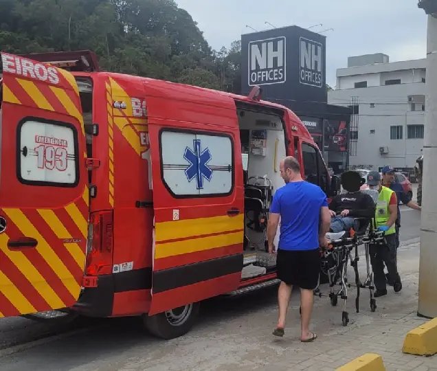 Motociclista é levado ao hospital após colisão em Brusque