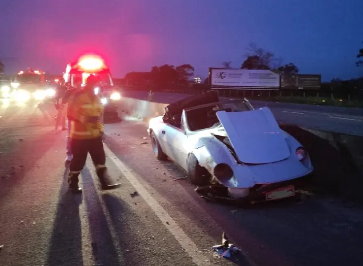 Colisão entre caminhão e Puma GT deixa motorista ferido